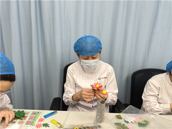 似花美丽骄傲绽放同济医院开展三八妇女节医护手工活动