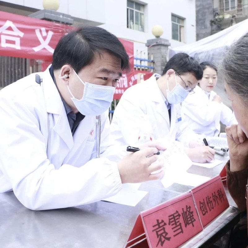 图4 大河镇联合义诊现场.jpg
