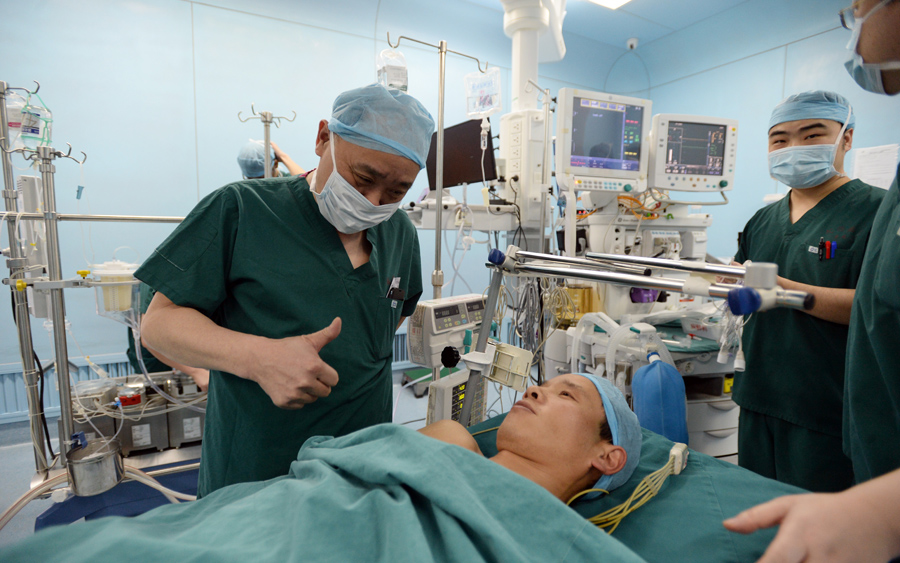 前任心脏大血管外科主任潘铁成教授为准备手术的病人鼓气