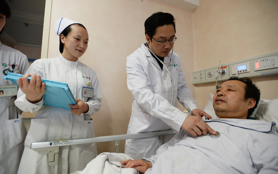 魏翔教授正在查房