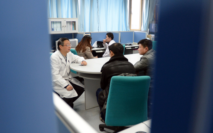 术前，医生正耐心地与患者及家属讲解