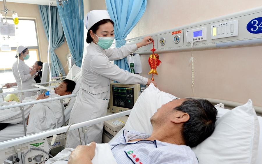 护士为患者做晨间护理