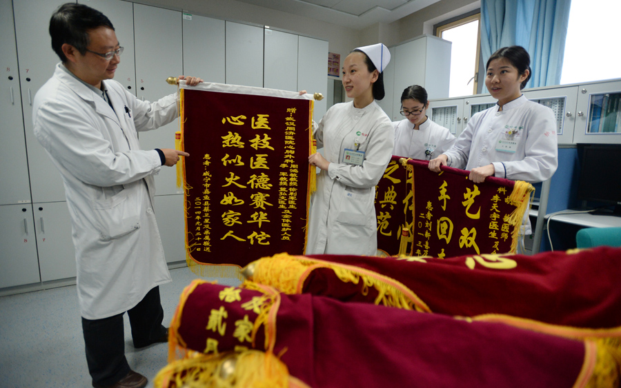 病房里一年可收到近六百面锦旗