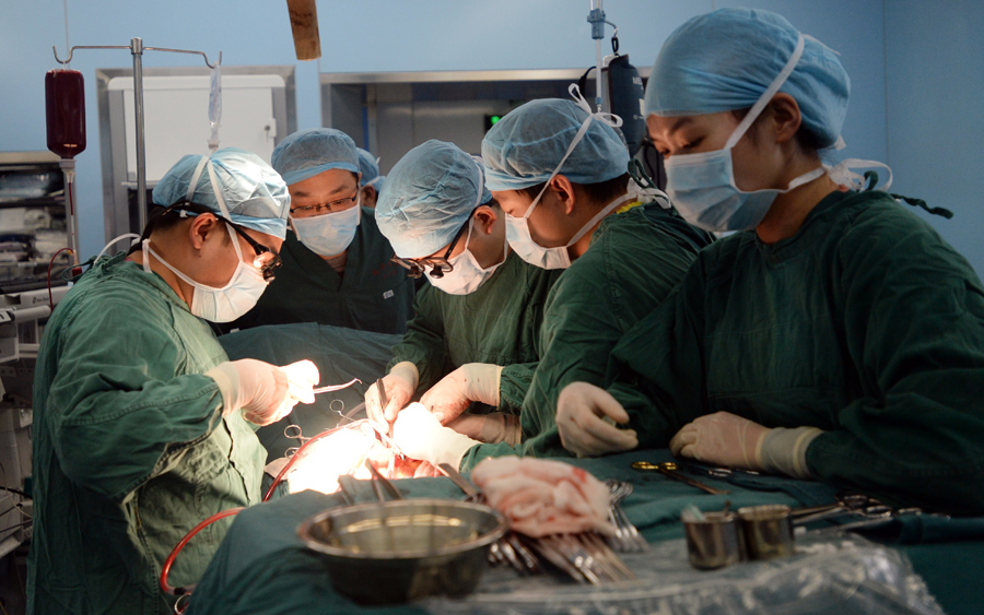 医疗团队正在紧张的手术