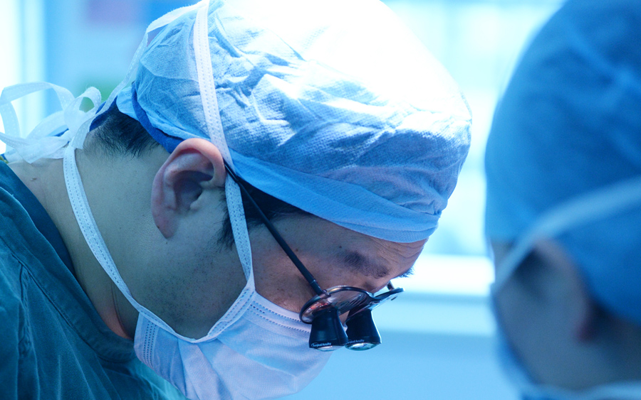 魏翔教授紧张的手术中