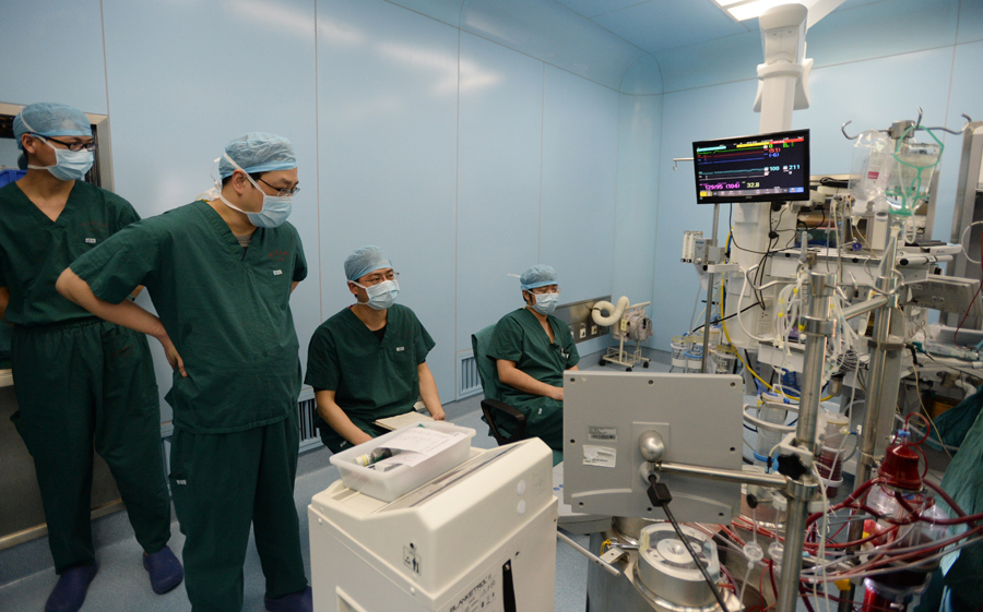 所有的医生都紧张注视仪器，“新”的心脏已经开始工作