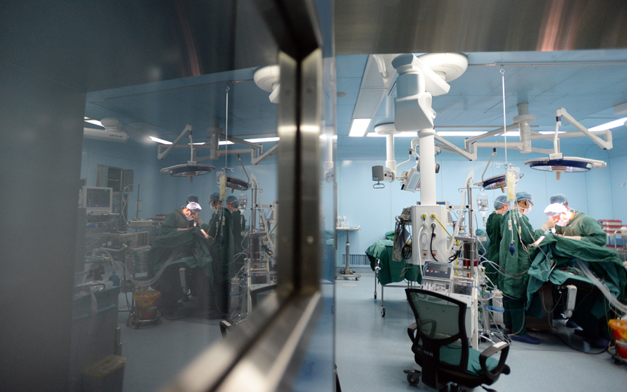 手术正在有序的进行