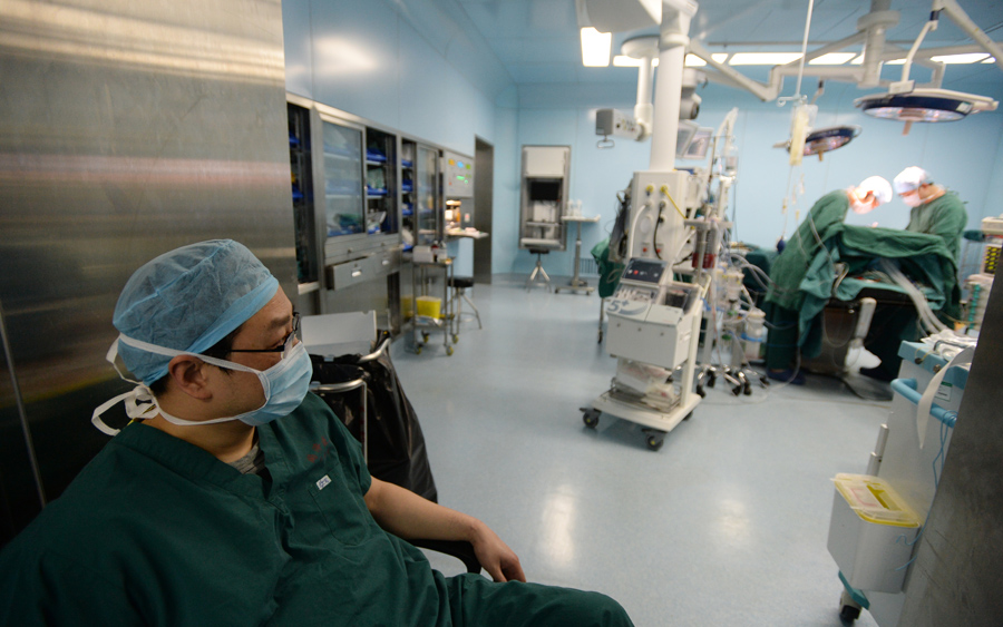 手术间隙，魏翔教授短暂的休息